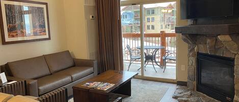 Télévision, cheminée, table de tennis de table