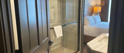 2 chambres, fer et planche à repasser, Wi-Fi, draps fournis