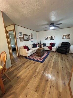 Living area - Convenient Cozy Cottage, Close to Main Attractions, Beach, Events, Trails & More (Michigan City)