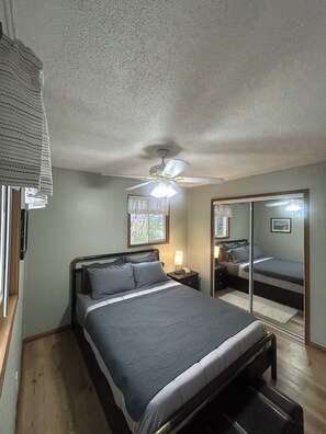 Room - Convenient Cozy Cottage, Close to Main Attractions, Beach, Events, Trails & More (Michigan City)