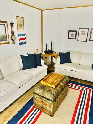 Living area - Convenient Cozy Cottage, Close to Main Attractions, Beach, Events, Trails & More (Michigan City)