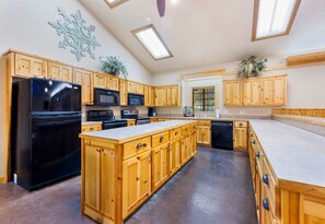 Réfrigérateur, four à micro-ondes, un four, surface de cuisson