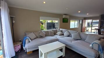 智能電視、DVD 播放機、書籍、音響