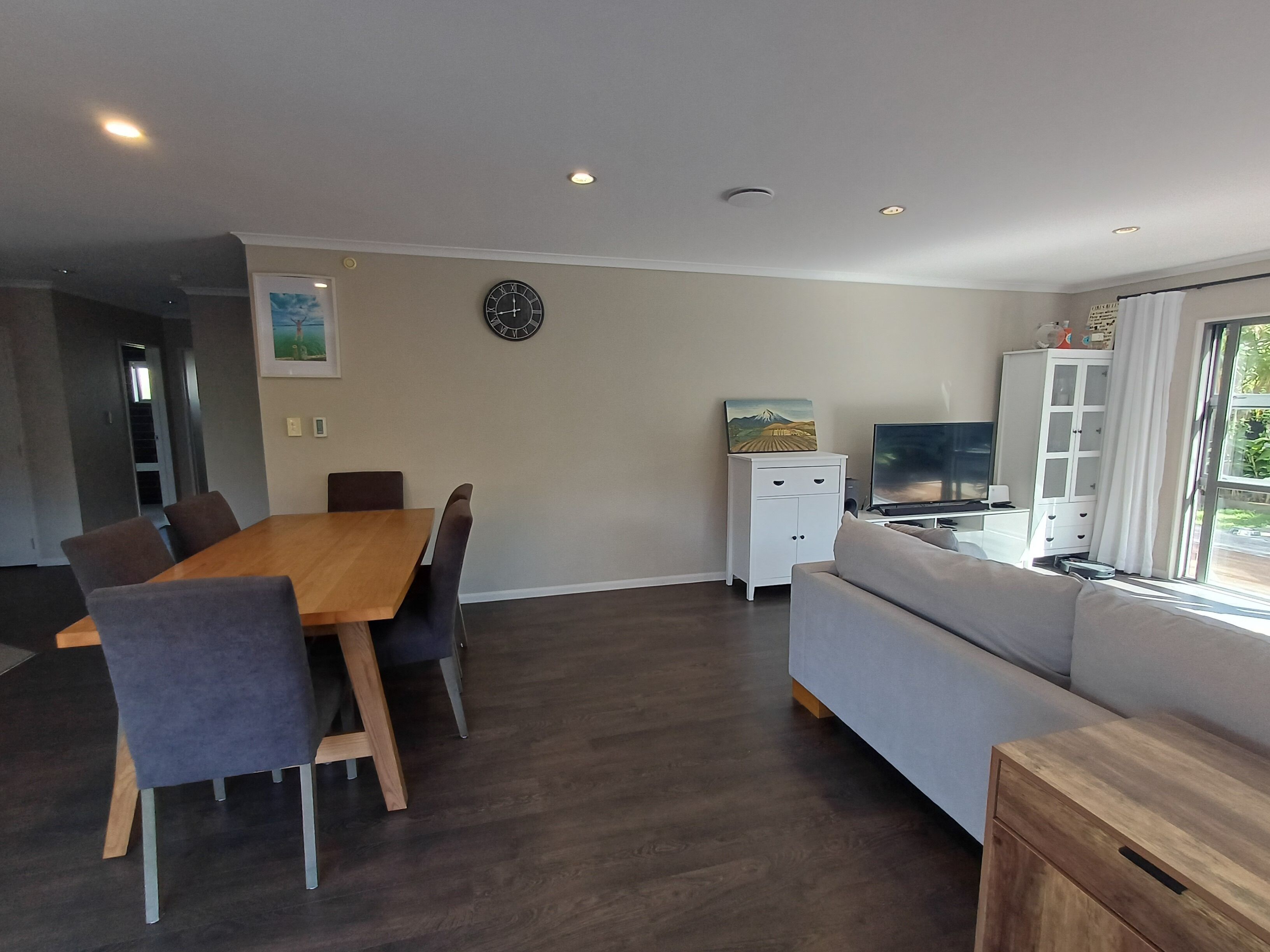 Smart TV, DVD player, books, stereo