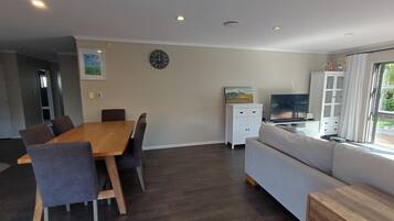 Smart-tv, een dvd-speler, boeken en een stereo