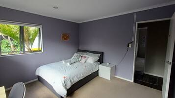 4 Schlafzimmer, Schreibtisch, Bügeleisen/Bügelbrett, WLAN