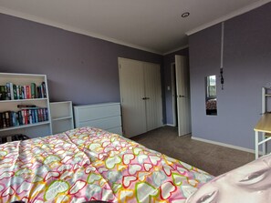 4 habitaciones, escritorio, tabla de planchar con plancha y wifi 