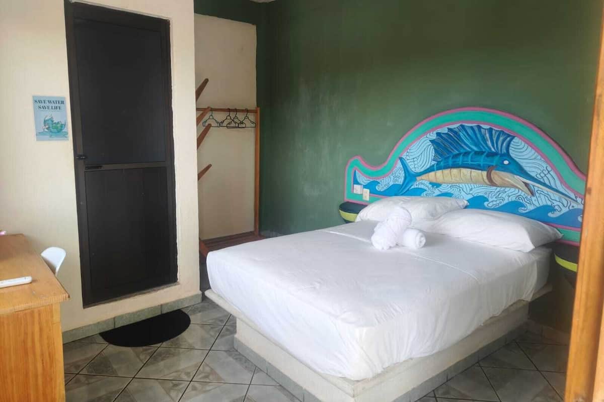 Habitación estándar con 1 cama doble o 2 individuales, 1 cama de matrimonio, balcón | Escritorio y wifi gratis