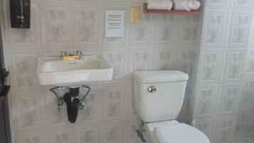 Suite estudio superior, balcón | Baño | Regadera, toallas, jabón, shampoo