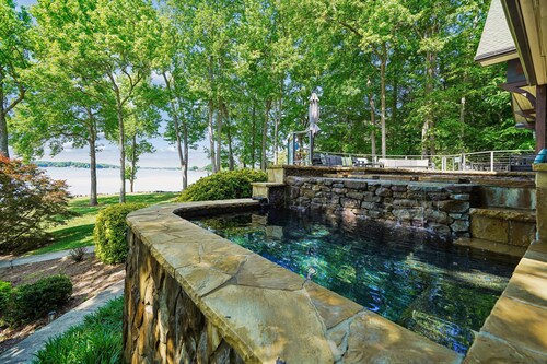 Paradise Peninsula - Luxurious Home w pool, hot tub, beach, kayaks