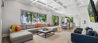Paradise Peninsula - Luxurious Home w pool, hot tub, beach, kayaks