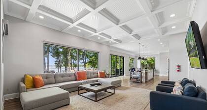 Paradise Peninsula - Luxurious Home w pool, hot tub, beach, kayaks
