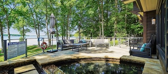 Paradise Peninsula - Luxurious Home w pool, hot tub, beach, kayaks