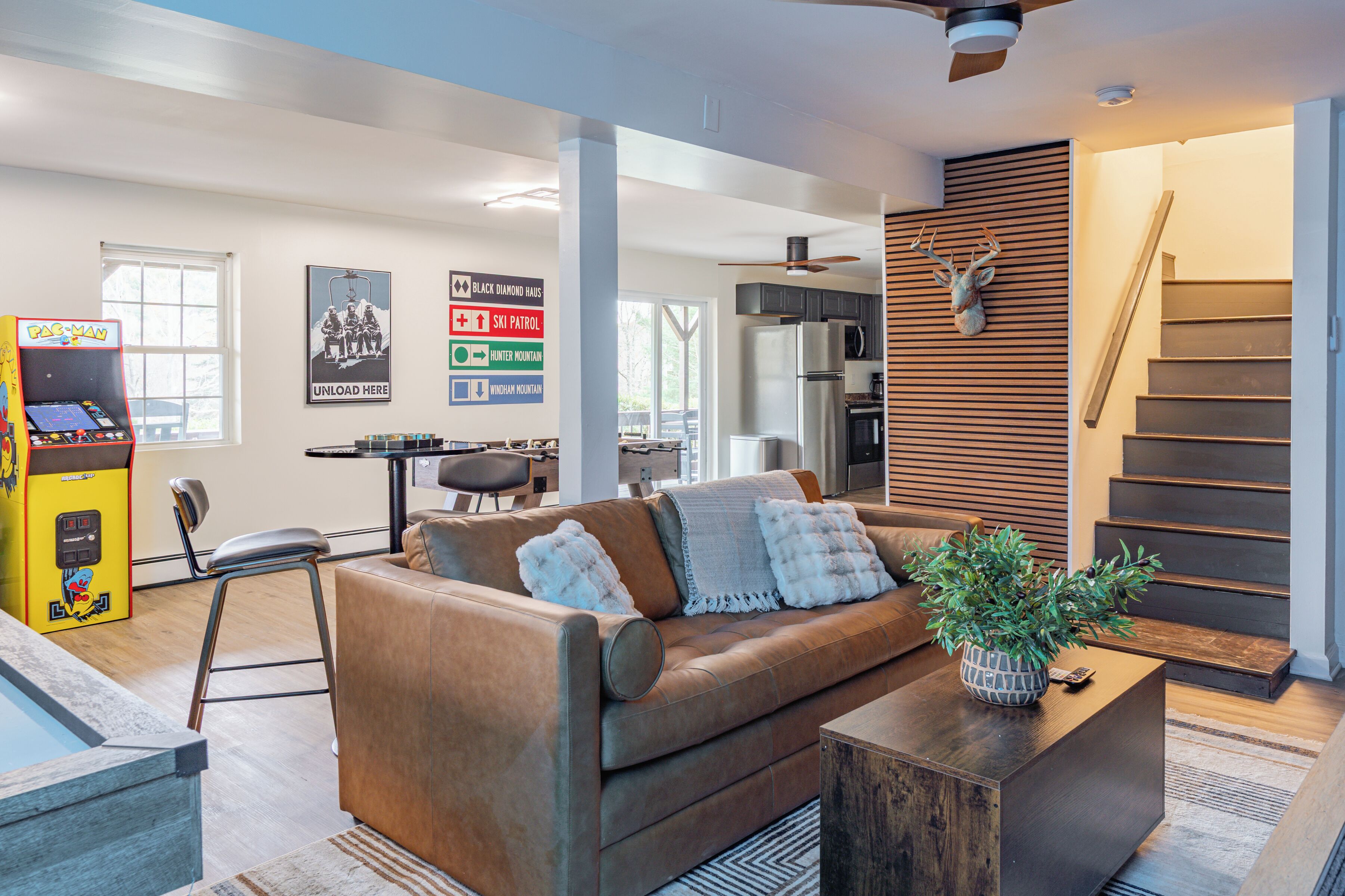 Televisor, llar de foc i futbolí 