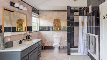 Douche, baignoire Ă jets, sĂšche-cheveux, serviettes fournies