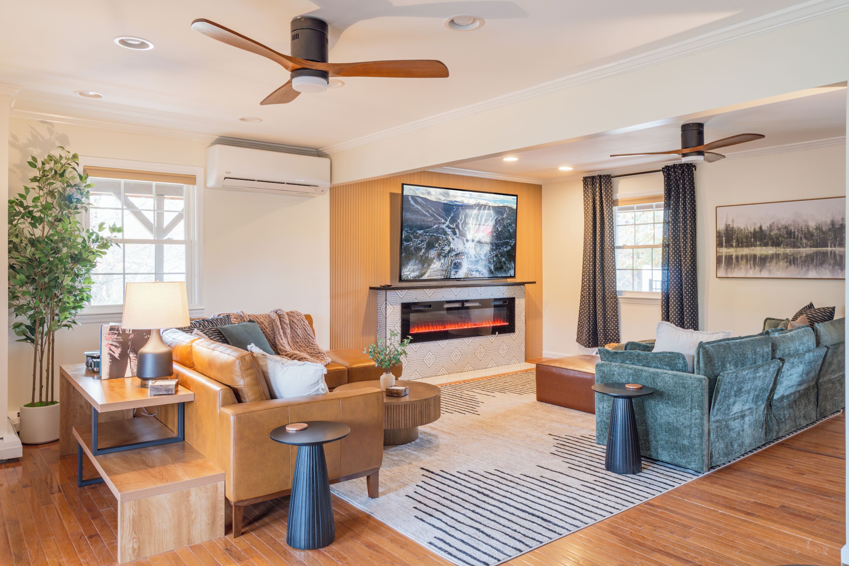 Een televisie, een open haard en tafelvoetbal