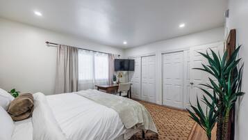 3 habitaciones, escritorio y tabla de planchar con plancha