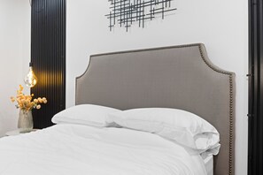 3 habitaciones, escritorio y tabla de planchar con plancha 