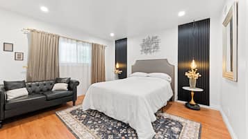 3 habitaciones, escritorio y tabla de planchar con plancha