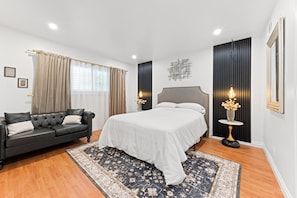 3 Schlafzimmer, Schreibtisch, Bügeleisen/Bügelbrett, Reisekinderbett