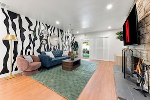 Smart-TV, Tischtennisplatte, Musikbibliothek, Videothek