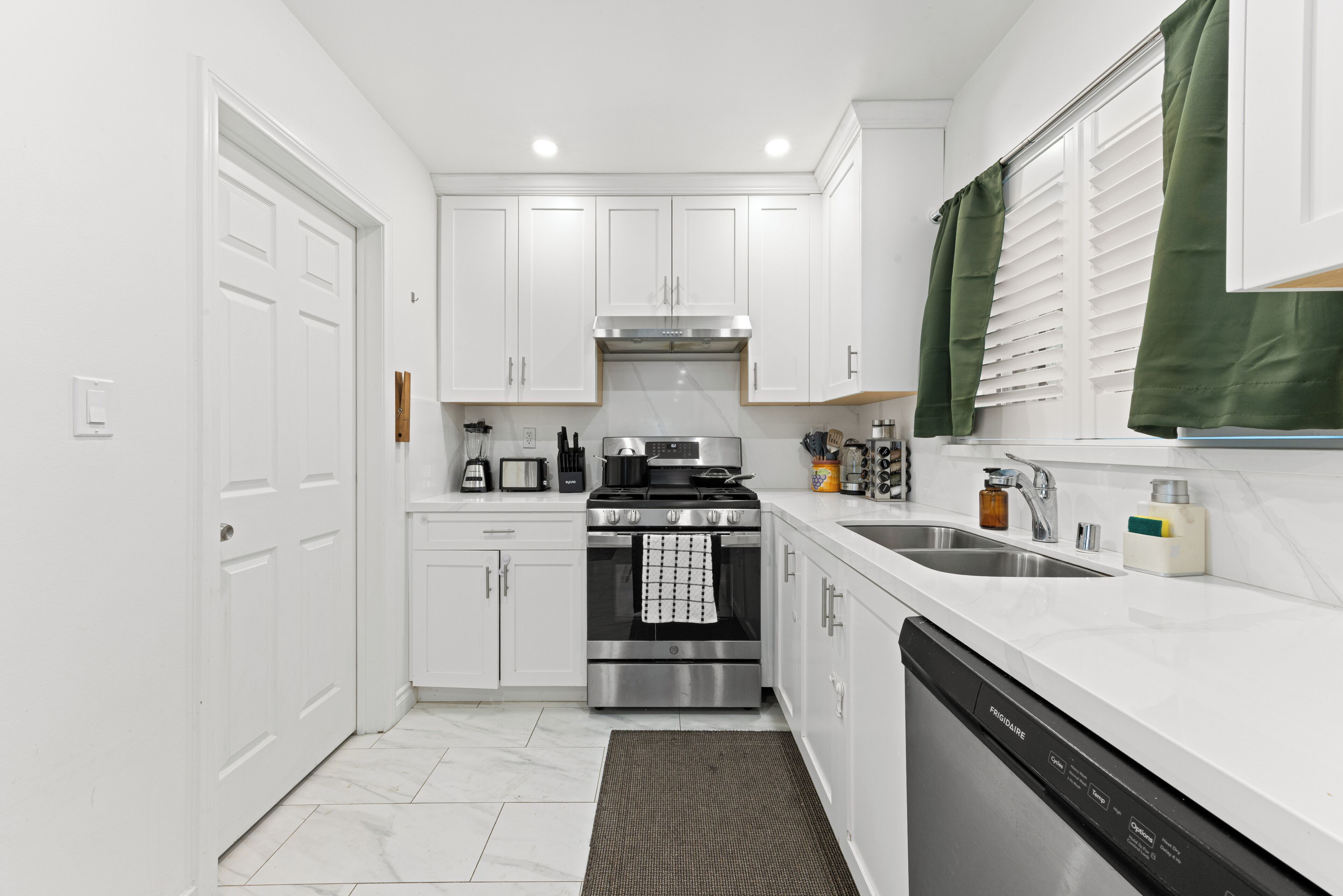 Kylskåp, mikrovågsugn, ugn och spishäll