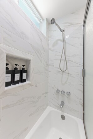 Haartrockner, Handtücher, Seife, Shampoo