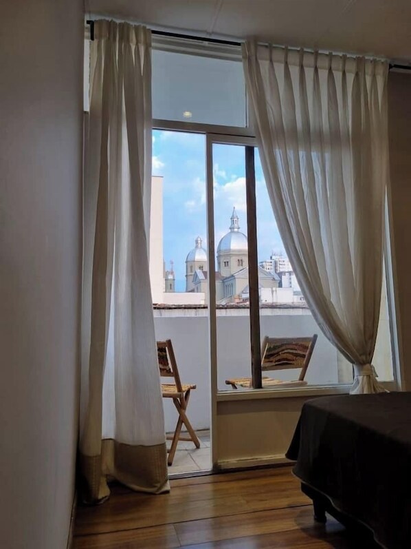 Quarto casal conforto, vista para a cidade | Vista para a rua