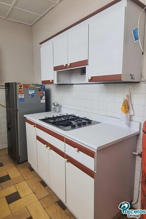Quarto casal conforto, vista para a cidade | Cozinha privada | Cooktop, talheres/pratos/utensílios de cozinha