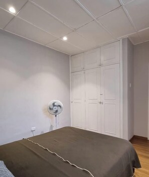 Laptop workspace, blackout drapes, iron/ironing board, free WiFi