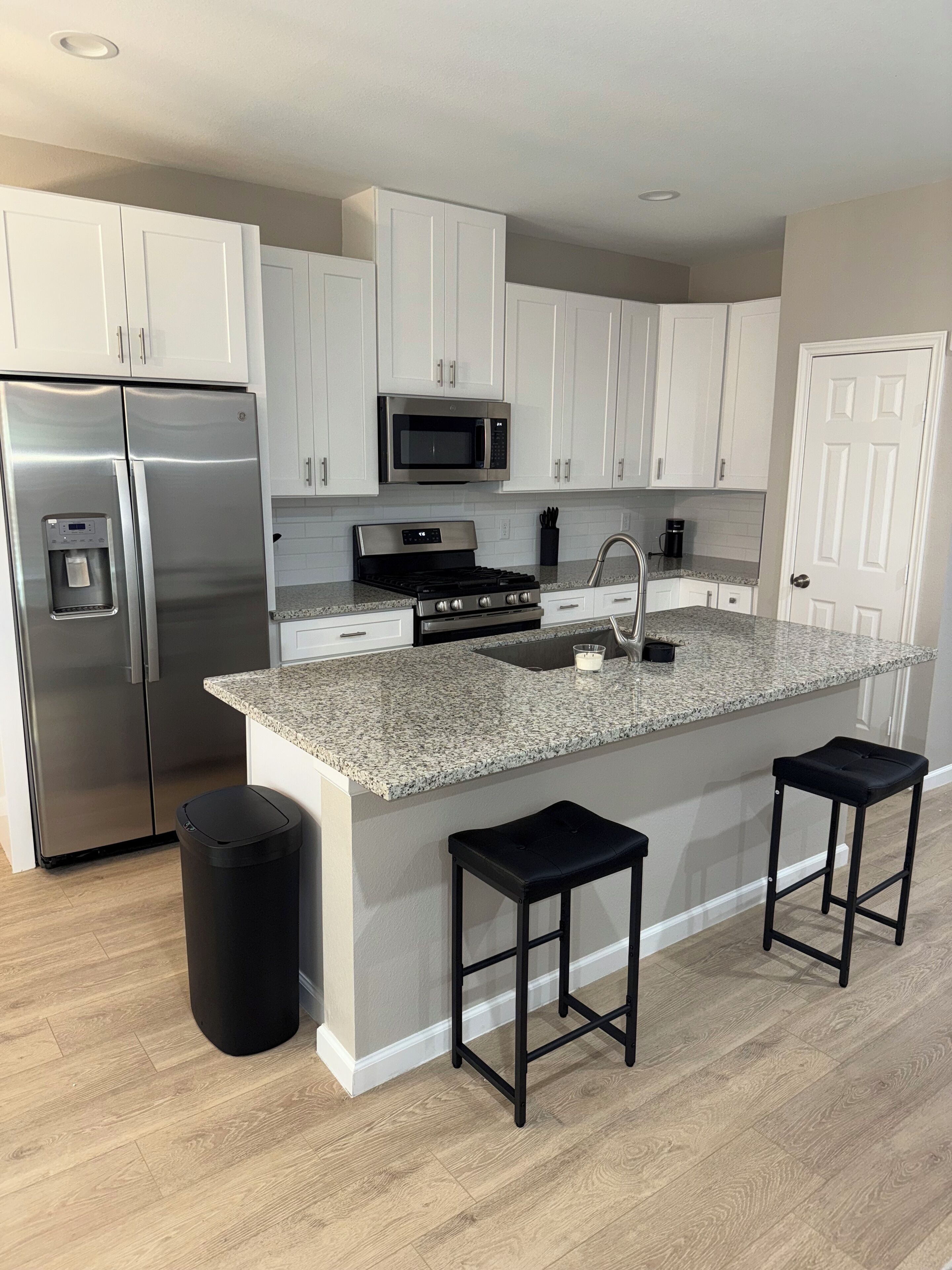 ثلاجة، ميكروويف، فرن، موقد طهي مسطح