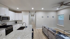 Kjøleskap, mikrobølgeovn, ovn og kokeplater