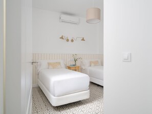 2 bedrooms, iron/ironing board, internet, bed sheets
