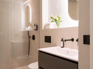 Shower, hair dryer, towels - Hommyhome Aurora (Sevilla)