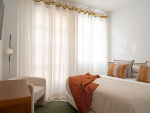 2 bedrooms, iron/ironing board, internet, bed sheets