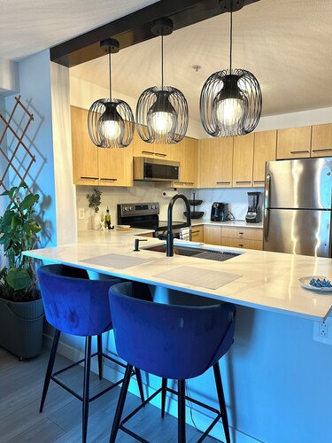 Bright Modern Condo Near SkyTrain & Hospital