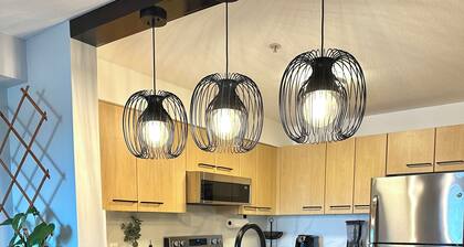 Bright Modern Condo Near SkyTrain & Hospital