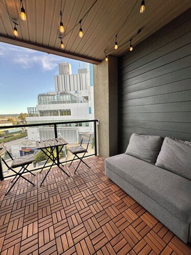 Bright Modern Condo Near SkyTrain & Hospital