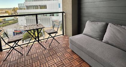 Bright Modern Condo Near SkyTrain & Hospital