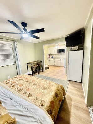 1 slaapkamer, een strijkplank/strijkijzer, wifi, beddengoed