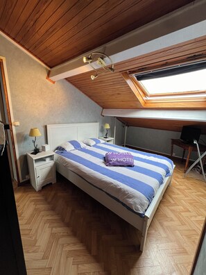4 bedrooms, iron/ironing board, WiFi, bed sheets