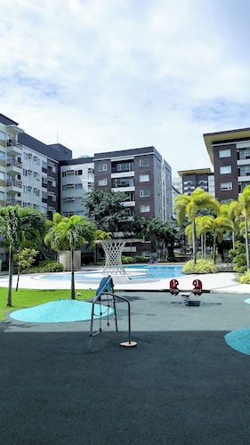 Room-contemporary 1BR Pad With Cozy Vibe