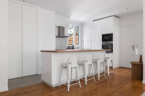 Een koelkast, een magnetron, een oven, een kookplaat