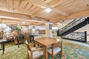 Dining - Gem2BR| 1King+ 2 Twins| WalktoBeach&Dine+Pool (Palm Beach)