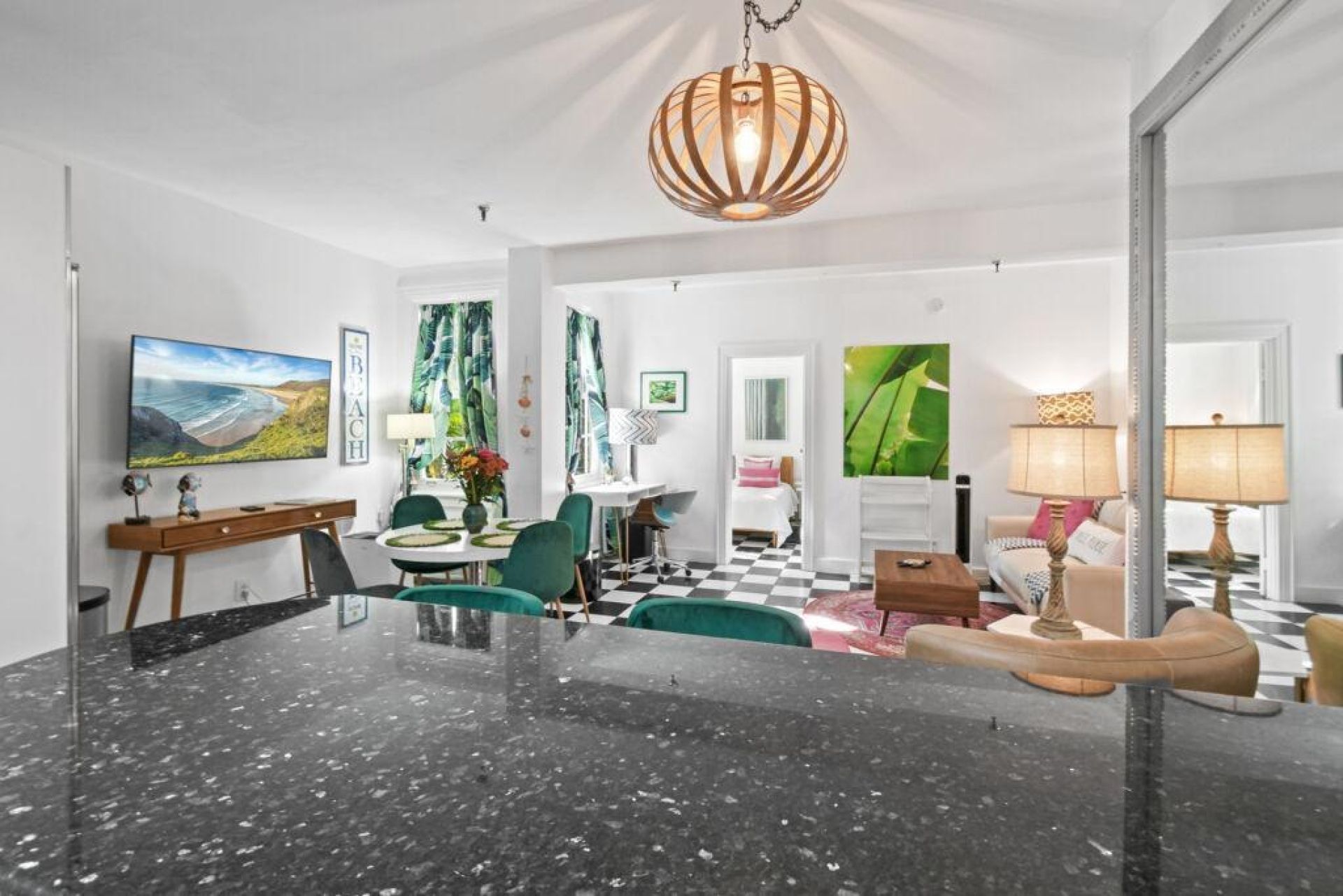 Um interior moderno com sala de jantar, sala de estar e quarto.