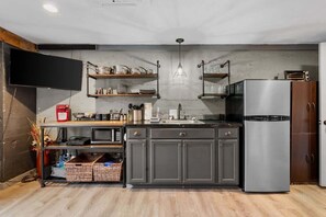 Kjøleskap, mikrobølgeovn, kokeplater og brødrister