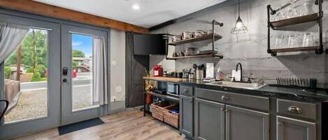 Kühlschrank, Mikrowelle, Herdplatte, Toaster