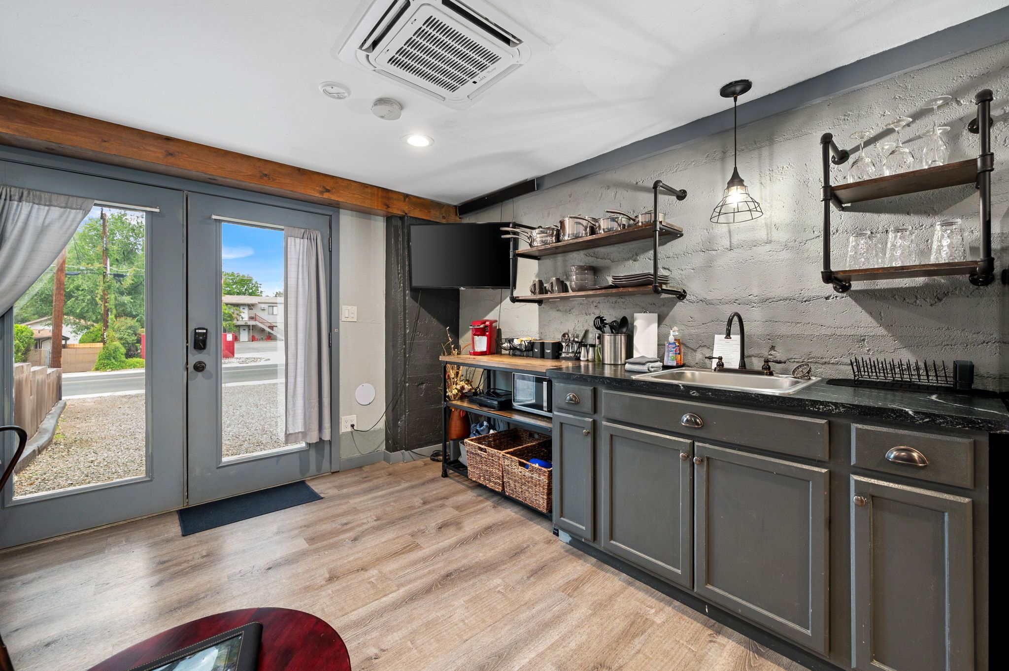 Refrigerador, horno, parrilla de estufa y utensilios de cocina 