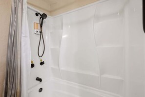 Douche, sèche-cheveux, serviettes fournies