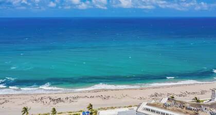 Palm Beach | Tropical Balcony + Pool & Beach Walk